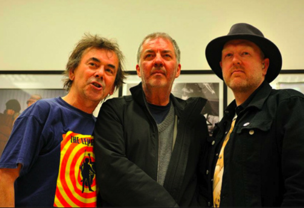 All three photographers talking about a photo. Left to right: Paul Slattery, Kevin Cummins & Ian Tilton.